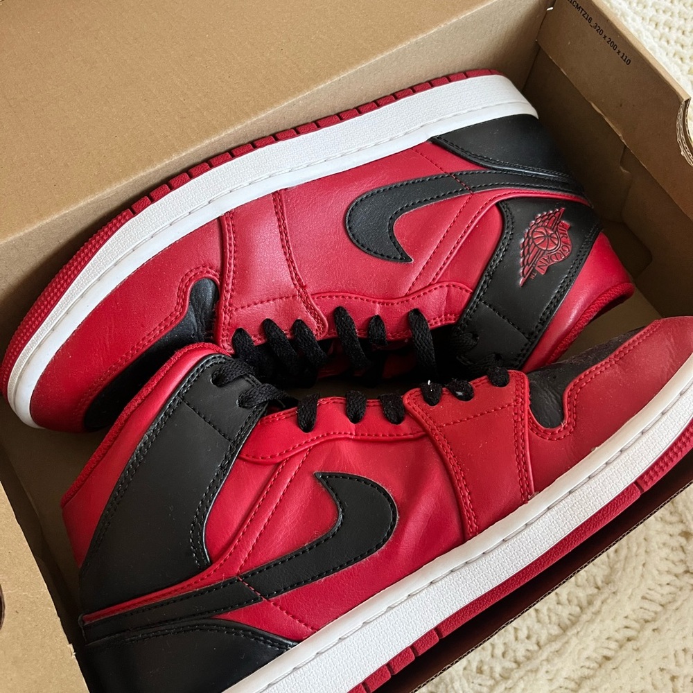 BARELY WORN Jordan Air 1 Mid